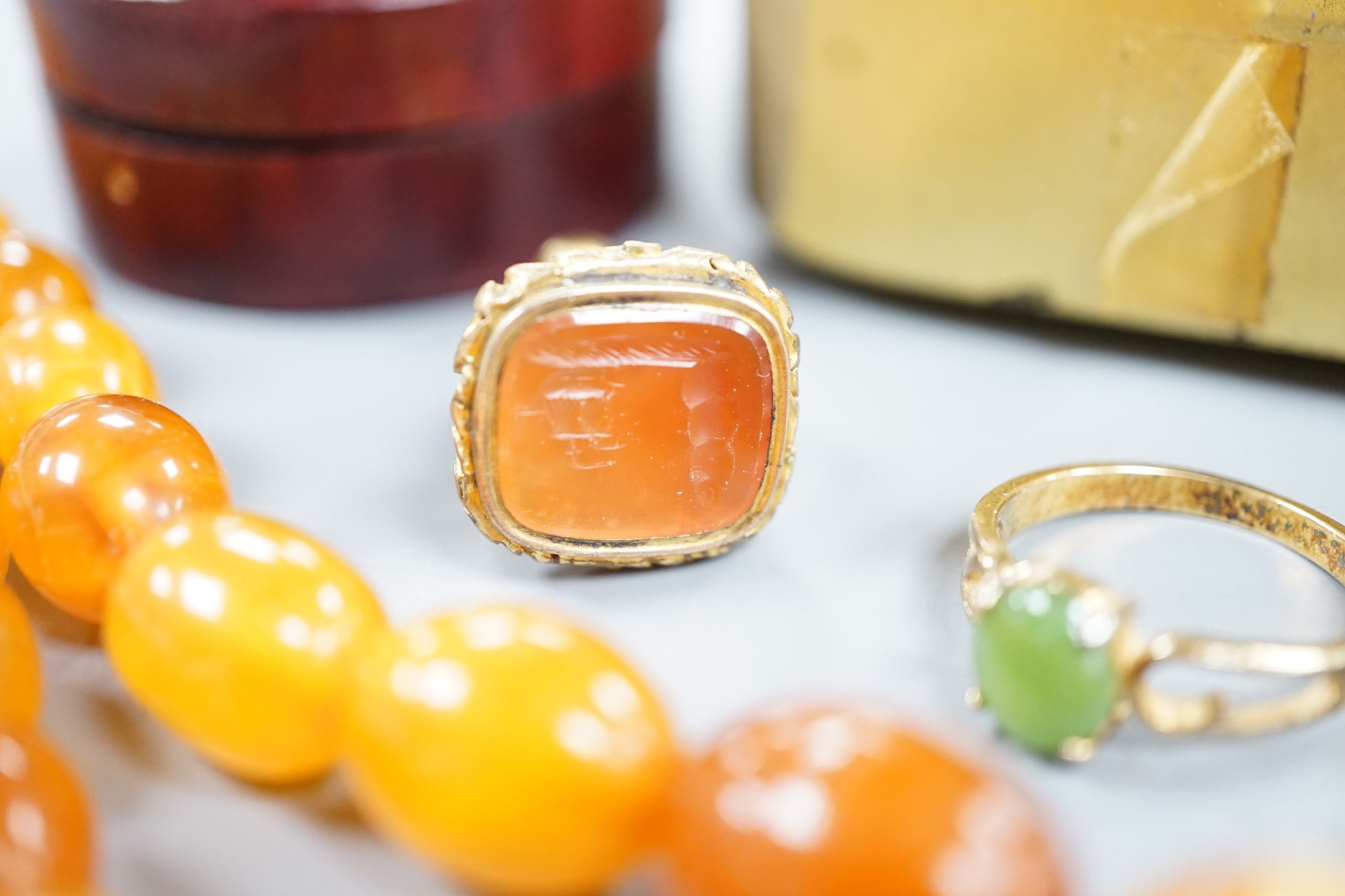 Mixed jewellery including an amber necklace, gross 34 grams, loose gemstones, a 9ct and simulated diamond ring and other minor jewellery.